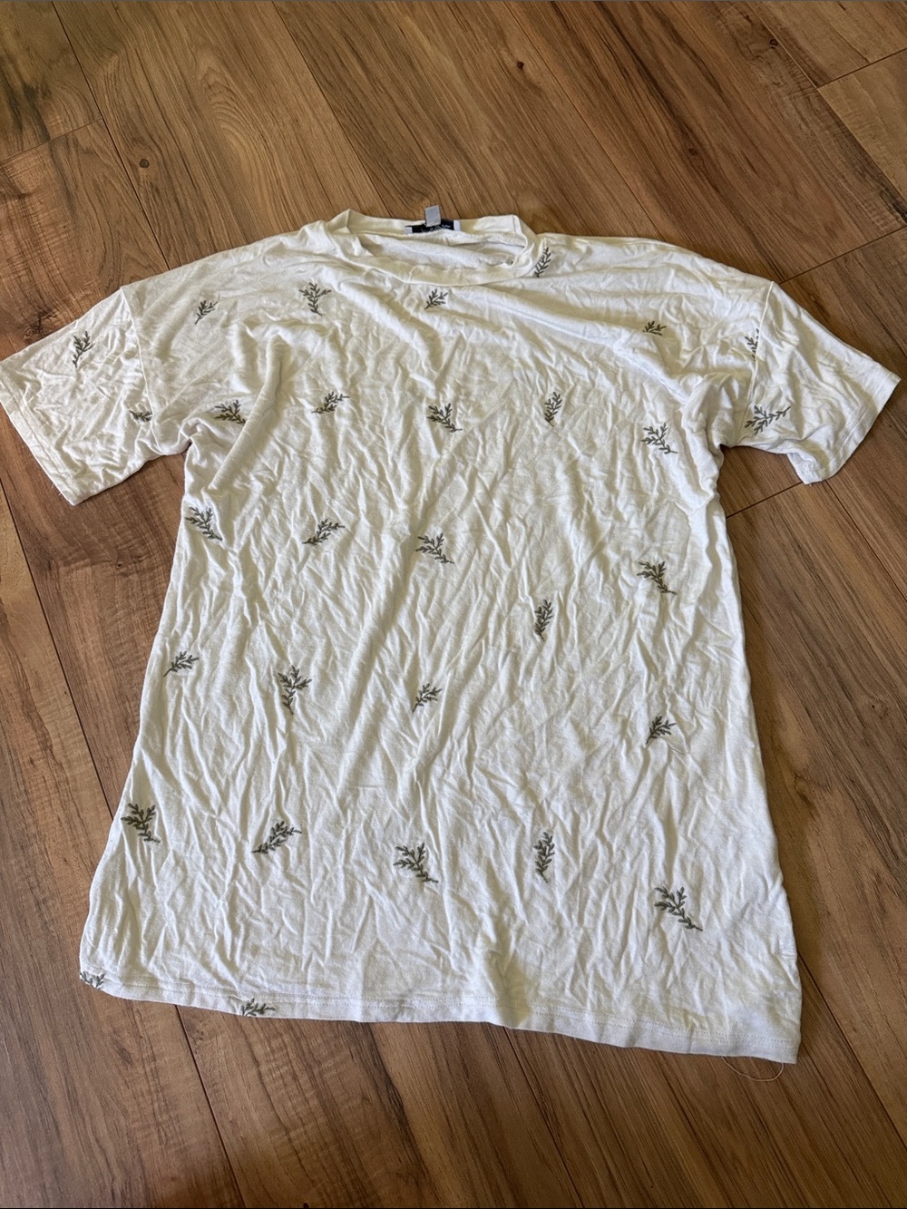 Women’s  White Short-Sleeve Tee with Subtle Leaf Print